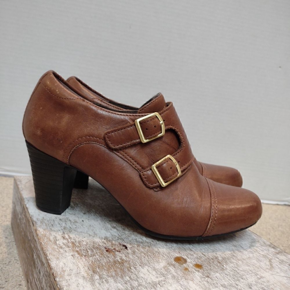👍 Clarks Brown Booties Size 7 A7